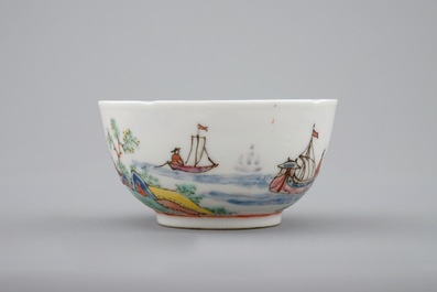 Een Chinese kop en schotel met Amsterdams bont decor van schepen, 18e eeuw