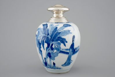 Une bo&icirc;te &agrave; th&eacute; en porcelaine de Chine bleu et blanc mont&eacute;e en argent, Kangxi