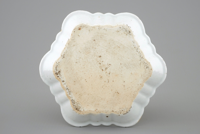 A Chinese grisaille and gilt teapot stand with "The Resurrection", Qianlong, 18th C.