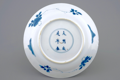 Une assiette en porcelaine de Chine &agrave; d&eacute;cor d'Adam et Eve, Kangxi