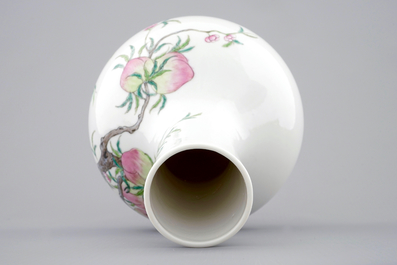 A Chinese tianqiuping bottle vase with 9-peaches design, 19/20th C.1