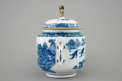 Un sucrier et son couvercle en porcelaine de Chine bleu et blanc dor&eacute;, Qianlong