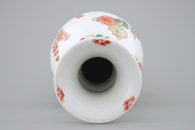 Een Chinese famille verte vaas met floraal decor, Kangxi