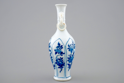 Un vase en porcelaine de Chine bleu et blanc, Kangxi