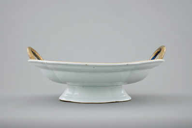 A Chinese Imari style two-handled oval dish on stand, Qianlong, 18th C.