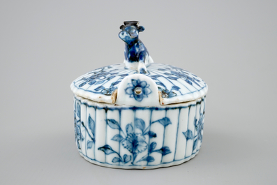 Een Chinese blauw-witte botervloot naar Delfts voorbeeld, Qianlong, 18e eeuw