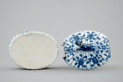 Een Chinese blauw-witte botervloot naar Delfts voorbeeld, Qianlong, 18e eeuw