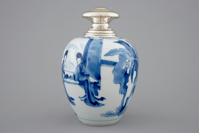 Une bo&icirc;te &agrave; th&eacute; en porcelaine de Chine bleu et blanc mont&eacute;e en argent, Kangxi