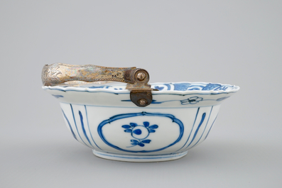 A Chinese blue and white silver-handled Kraak porcelain klapmuts bowl with a salamander, Wanli, 1573-1619