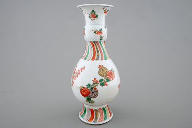 Een Chinese famille verte vaas met floraal decor, Kangxi