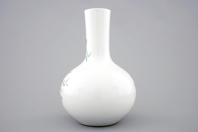A Chinese tianqiuping bottle vase with 9-peaches design, 19/20th C.1