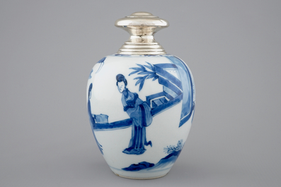 Une bo&icirc;te &agrave; th&eacute; en porcelaine de Chine bleu et blanc mont&eacute;e en argent, Kangxi