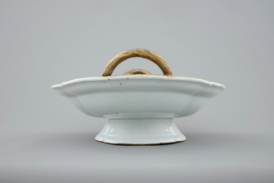 A Chinese Imari style two-handled oval dish on stand, Qianlong, 18th C.