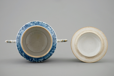 Un sucrier et son couvercle en porcelaine de Chine bleu et blanc dor&eacute;, Qianlong