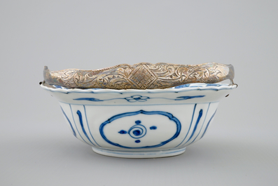 A Chinese blue and white silver-handled Kraak porcelain klapmuts bowl with a salamander, Wanli, 1573-1619