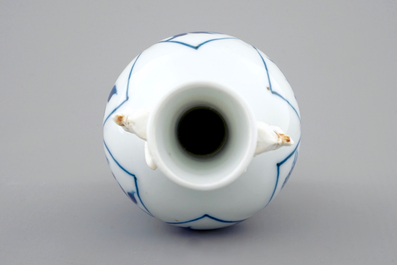 Un vase en porcelaine de Chine bleu et blanc, Kangxi