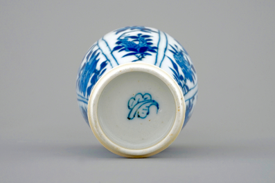 Un vase en porcelaine de Chine bleu et blanc, Kangxi