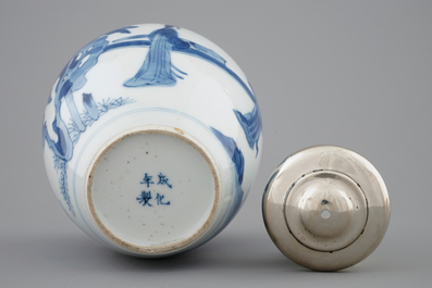 Une bo&icirc;te &agrave; th&eacute; en porcelaine de Chine bleu et blanc mont&eacute;e en argent, Kangxi
