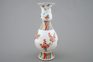 Een Chinese famille verte vaas met floraal decor, Kangxi