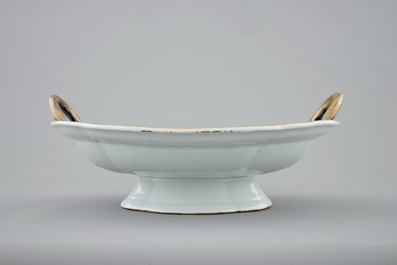A Chinese Imari style two-handled oval dish on stand, Qianlong, 18th C.