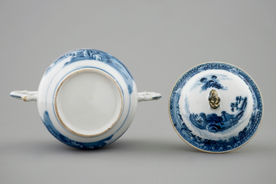 Un sucrier et son couvercle en porcelaine de Chine bleu et blanc dor&eacute;, Qianlong