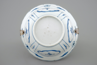 A Chinese blue and white silver-handled Kraak porcelain klapmuts bowl with a salamander, Wanli, 1573-1619