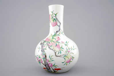 A Chinese tianqiuping bottle vase with 9-peaches design, 19/20th C.1