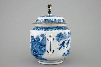 Un sucrier et son couvercle en porcelaine de Chine bleu et blanc dor&eacute;, Qianlong