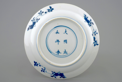 Une assiette all&eacute;gorique de l'odeur en porcelaine de Chine bleu et blanc, Kangxi