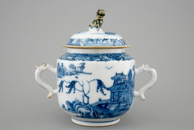 Un sucrier et son couvercle en porcelaine de Chine bleu et blanc dor&eacute;, Qianlong