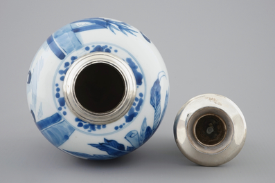 Une bo&icirc;te &agrave; th&eacute; en porcelaine de Chine bleu et blanc mont&eacute;e en argent, Kangxi