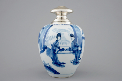 Une bo&icirc;te &agrave; th&eacute; en porcelaine de Chine bleu et blanc mont&eacute;e en argent, Kangxi