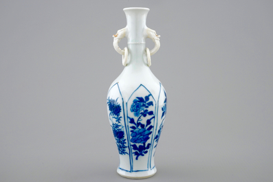 Un vase en porcelaine de Chine bleu et blanc, Kangxi