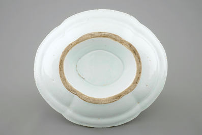 A Chinese Imari style two-handled oval dish on stand, Qianlong, 18th C.
