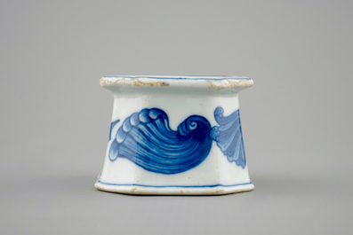 Een Chinees blauw-wit zoutvat naar Europees model, 1e helft 18e eeuw
