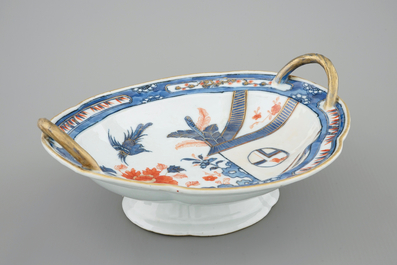 A Chinese Imari style two-handled oval dish on stand, Qianlong, 18th C.