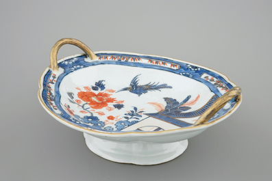 A Chinese Imari style two-handled oval dish on stand, Qianlong, 18th C.