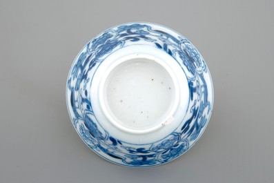 Een Chinese blauw-witte kop en schotel, Kangxi