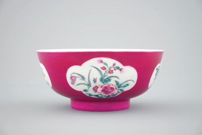 A Chinese ruby ground bowl with floral reserves in Yongzheng style, 18/19th C.