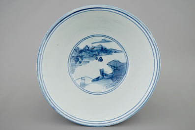 Een Chinese blauw-witte kom met landschapsdecor rondom, Ming Dynastie