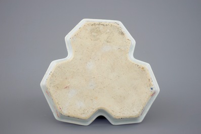 Un ensemble de 3 aigui&egrave;res sur pr&eacute;sentoir en porcelaine de Chine famille rose, Yongzheng, 1723-1735