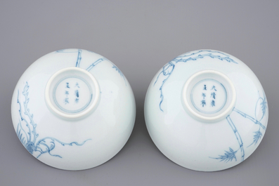 Een paar Chinese blauw-witte "phoenix over de rand" kommen, Yongzheng merk en mog. periode