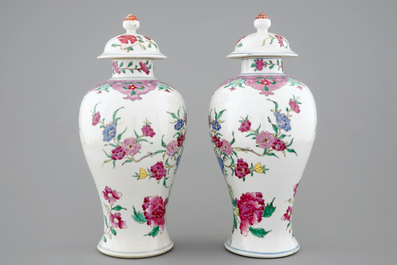 A pair of Chinese famille rose rooster vases and covers, 18/19th C.