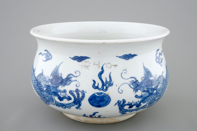 Een Chinese blauw-witte wierookbrander met vechtende draken, Kangxi