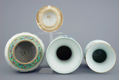 Een set van 3 Chinese blauw-witte en famille rose vazen, 19/20e eeuw