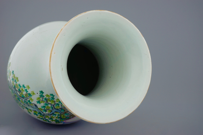 A very tall and fine Chinese famille rose vase, 18/19th C.
