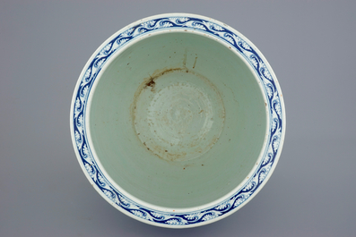 Een Chinese blauw-witte viskom met decor van lotus scrolls, 19e eeuw