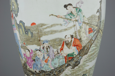 A very tall and fine Chinese famille rose vase, 18/19th C.