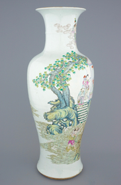 A very tall and fine Chinese famille rose vase, 18/19th C.