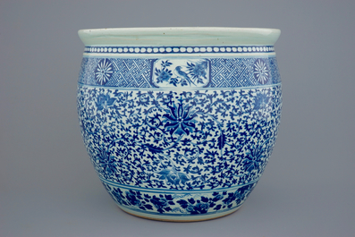 Een Chinese blauw-witte viskom met decor van lotus scrolls, 19e eeuw